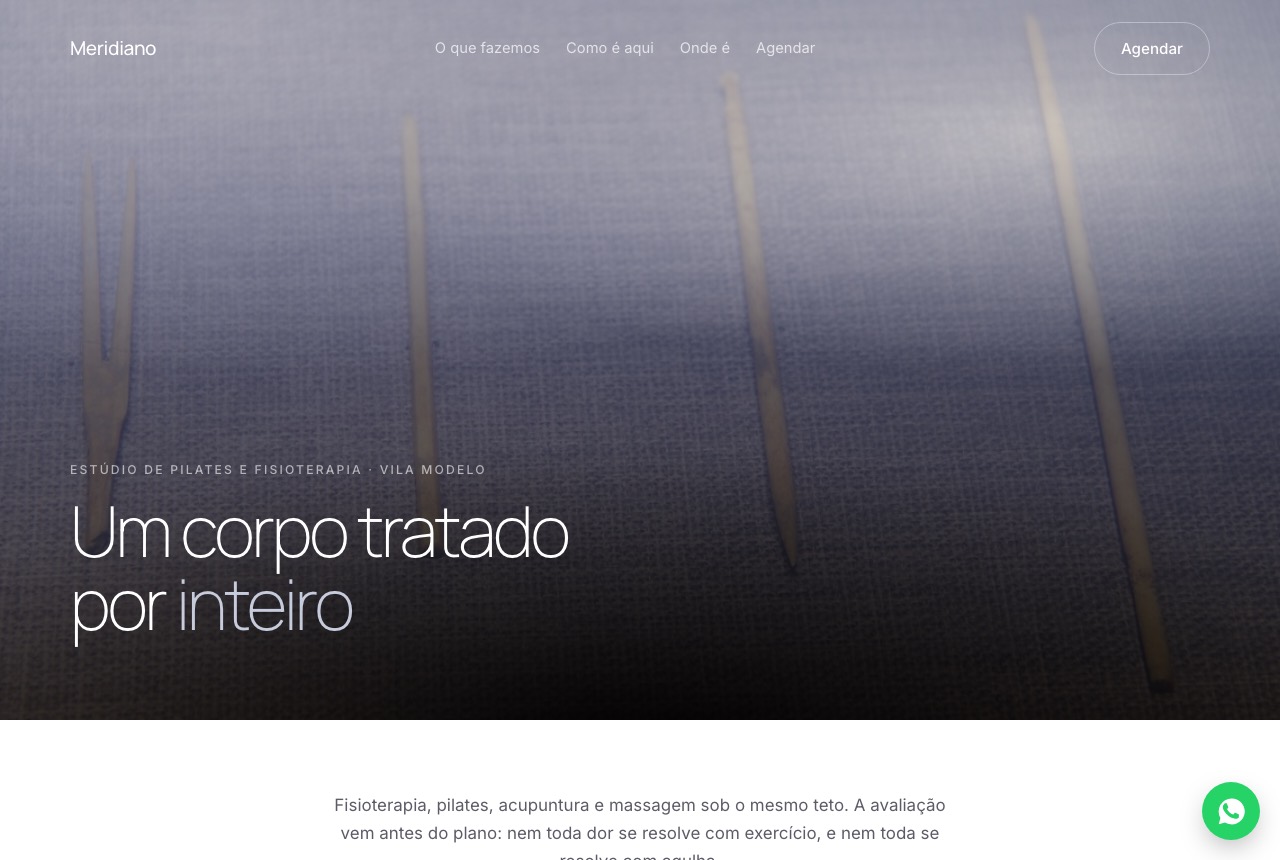 Página de exemplo de estúdio de pilates e terapias, com uma capa de bruma azulada sobre agulhas de acupuntura